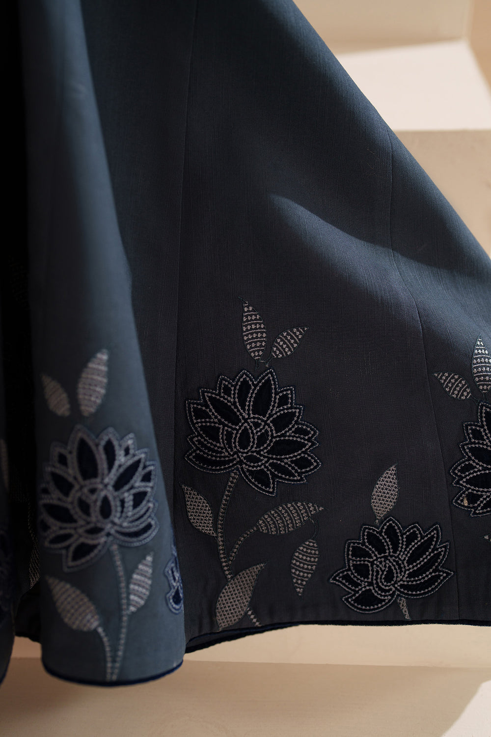 IZNIK WINTER 2026 EMBROIDERED UNSTICHED DHANAK 3PC WITH PASHMINA SHAWL