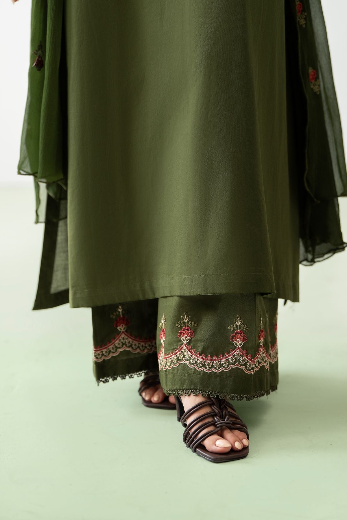 NISA WINTER 2026 EMBROIDERED DHANAK 3PC WITH EMBROIDERED DHANAK SHAWL